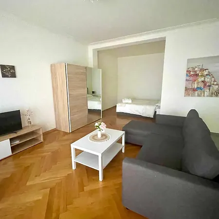 Fully Furnished Down Town- 5 Minutes From Train Station