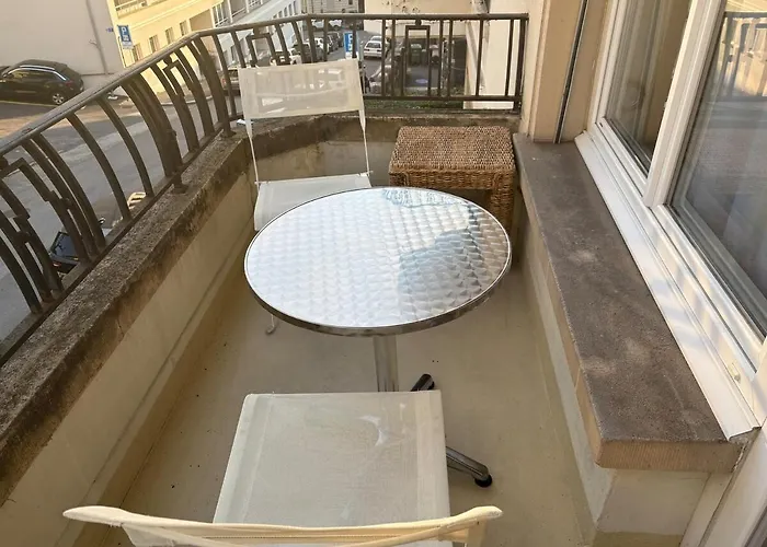 Fully Furnished Down Town- 5 Minutes From Train Station Apartmán