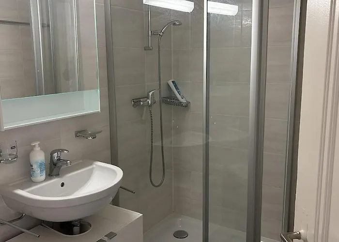 Fully Furnished Down Town- 5 Minutes From Train Station Apartmán *