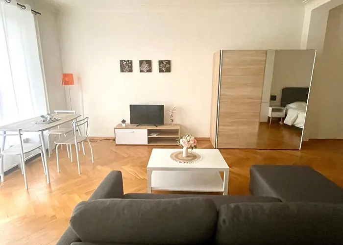Fully Furnished Down Town- 5 Minutes From Train Station Apartmán *