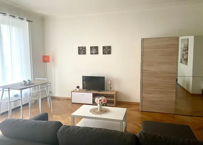 Fully Furnished Down Town- 5 Minutes From Train Station Apartmán *